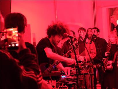 Besucher bei der Finissage der ersten Phase von „Dialogue“ Ausstellung im Haus Deltgen in Wiltz