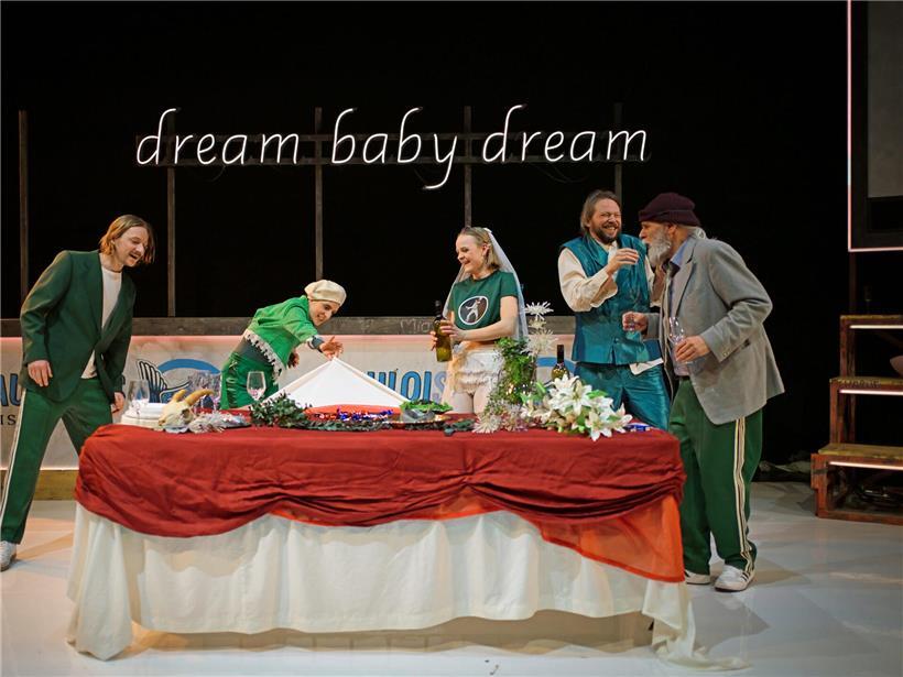 Theaterstück „Connemara“ Szene: Hochzeit unter Prollos als dramatischer finaler Shutdown auf der Bühne