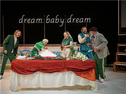 Theaterstück „Connemara“ Szene: Hochzeit unter Prollos als dramatischer finaler Shutdown auf der Bühne