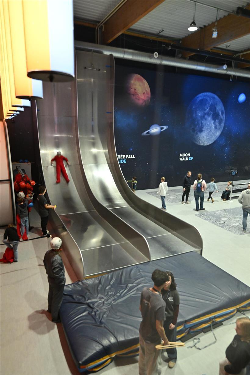 Moderne Ausstellung mit interaktiver Rutschbahn als Highlight für Besucher jeden Alters