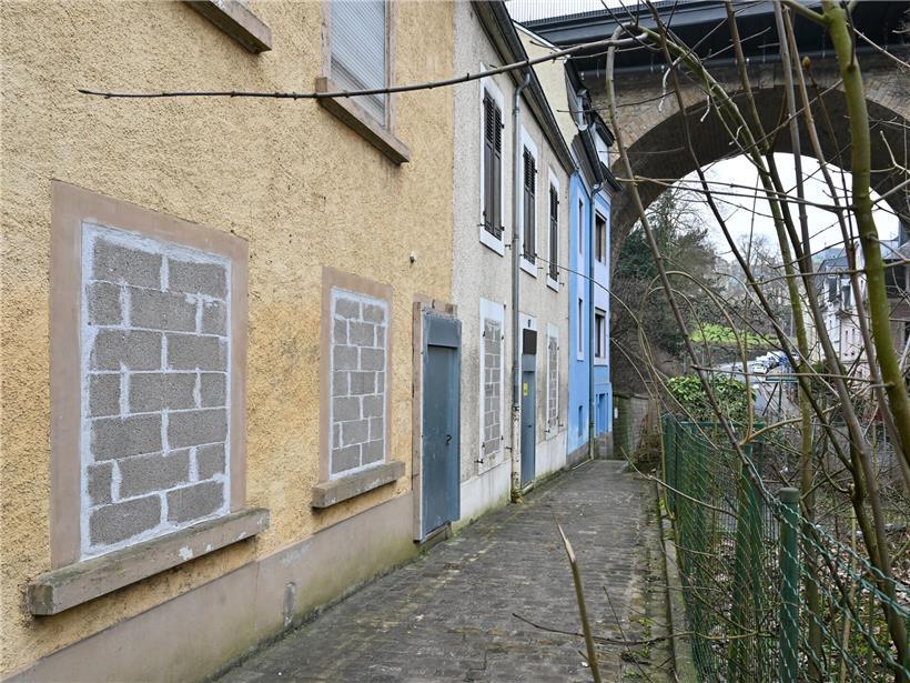 Zugemauerte Wohnungen unter der Brücke zur Ville Haute in der Stadt Luxemburg, historische Architektur am Flussufer