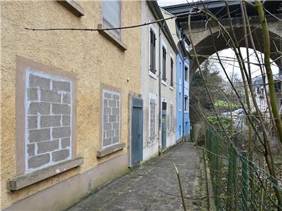 Zugemauerte Wohnungen unter der Brücke zur Ville Haute in der Stadt Luxemburg, historische Architektur am Flussufer