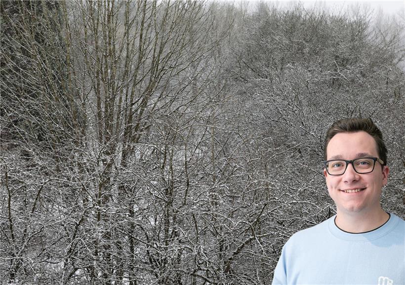 Winterliche Märzlandschaft mit Schneefall und kahlen Bäumen am Wochenende