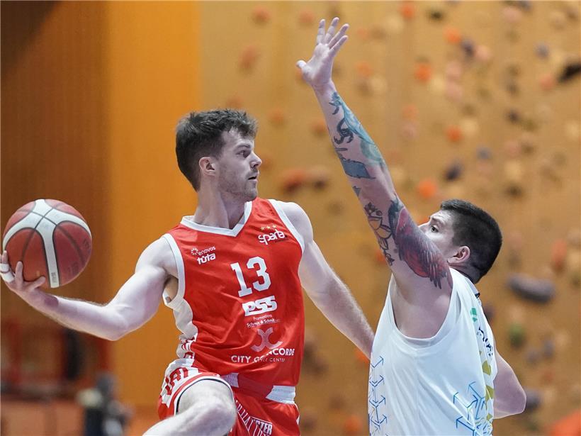 Sparta 2024 im letzten Endspiel gegen Ettelbrück, spannende Fußball-Szene mit Spielern und jubelnden Fans