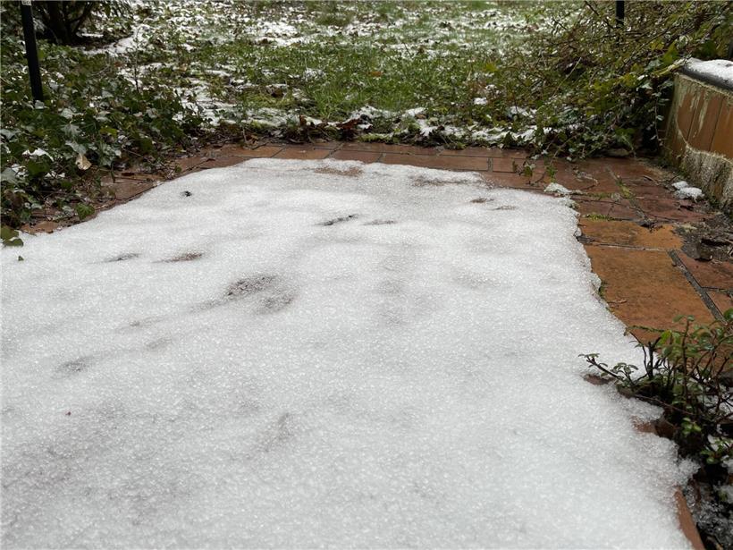 Sturm und Regen beim Tauwetter vor Schneefall in winterlicher Landschaft mit bewölktem Himmel