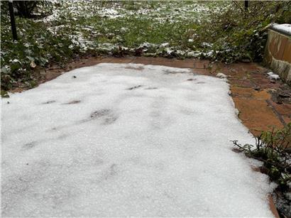 Sturm und Regen beim Tauwetter vor Schneefall in winterlicher Landschaft mit bewölktem Himmel