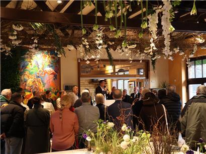 Wirtschaftsminister Lex Delles (DP) bei der feierlichen Eröffnungszeremonie auf Bühne mit Mikrofon