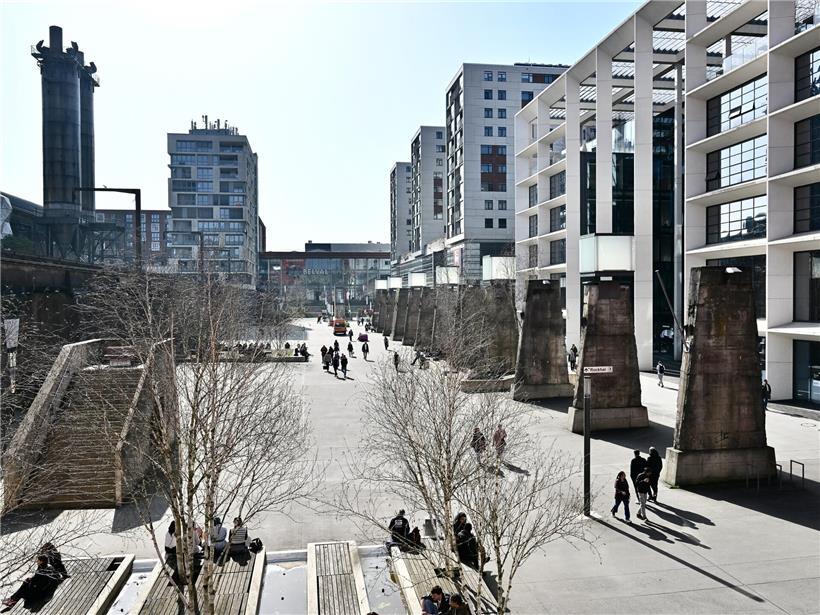 Mieterin schaut besorgt aus dem Fenster einer Mietwohnung, Symbol für Abhängigkeit vom Vermieter beim Wohnen zur Miete