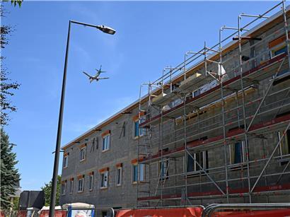 déi Lénk Aktivisten fordern konkrete Maßnahmen für soziale Gerechtigkeit und ein Ende privatrechtlicher Initiativen