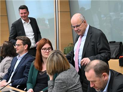 Arbeitsminister Marc Spautz und Wirtschaftsminister Lex Delles bei politischer Veranstaltung, Gespräch und Zusammenarbeit.