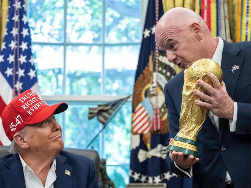 Donald Trump und Gianni Infantino im Gespräch, zwei Persönlichkeiten mit gemeinsamen Interessen aus Politik und Sport