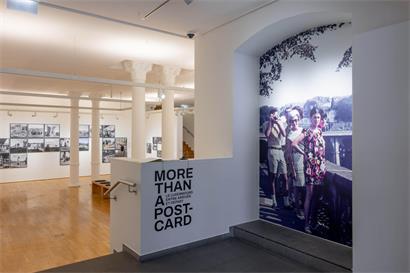 Zwischen Ankunft und Abreise: „More Than a Postcard“ im Cercle Cité