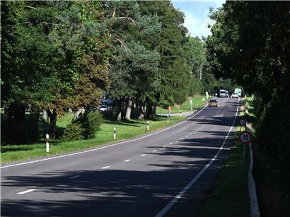 Unfallstelle zwischen Niederfeulen und Fuussekaul mit Einsatzfahrzeugen nach tödlichem Unfall im letzten Jahr