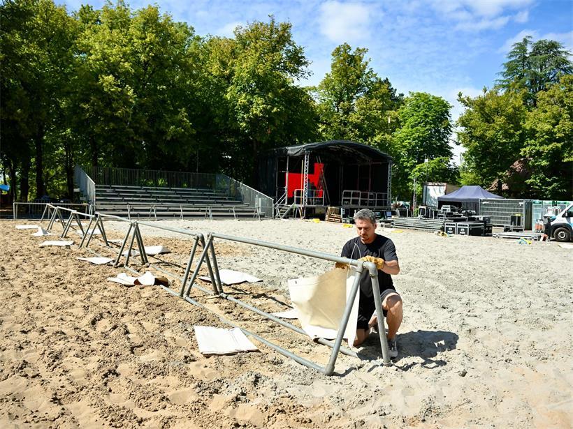 Zwischen den Bäumen auf dem „Gaalgebierg“ entsteht für drei Tage eine Beachvolleyball-Arena