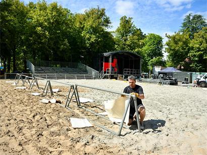 Zwischen den Bäumen auf dem „Gaalgebierg“ entsteht für drei Tage eine Beachvolleyball-Arena